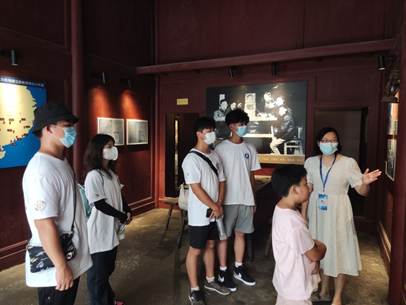 说明: F:\8 桂林航天工业学院\4 办公室工作\大创、挑战杯、社会实践\桂林航天工业学院+移动博物馆赋能党史学习教育+实践团\广西学联--桂林航天工业学院暑期社会实践赋能党史学习教育\三下乡--桂林航天工业学院暑期社会实践赋能党史学习教育20220724\三下乡--桂林航天工业学院暑期社会实践赋能党史学习教育\推送照片\8 实践团成员在路莫村军需物资转运站.jpg